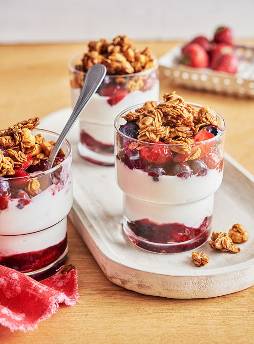 Yogur Griego con Granola Caramelizada de Cacahuetes y Frutos Rojos