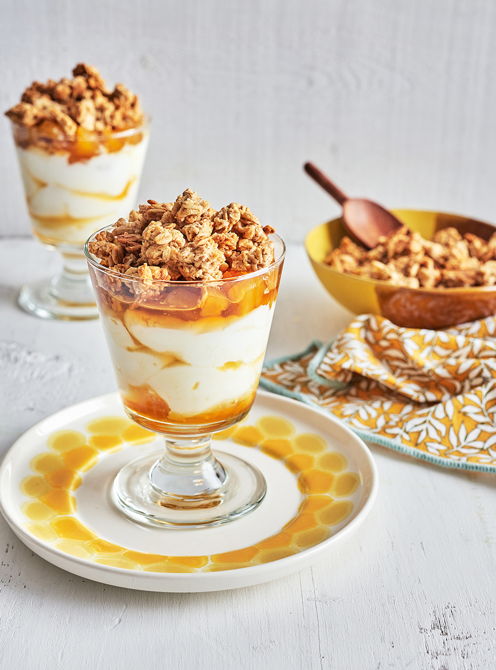 Yogur Griego con Granola Crujiente y Piña Caramelizada